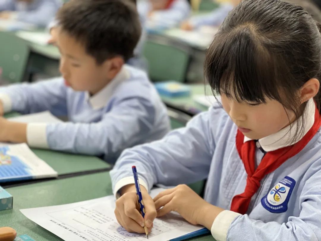 冯之刚名师工作室齐聚双流区实验小学外国语学校开展送教研讨活动