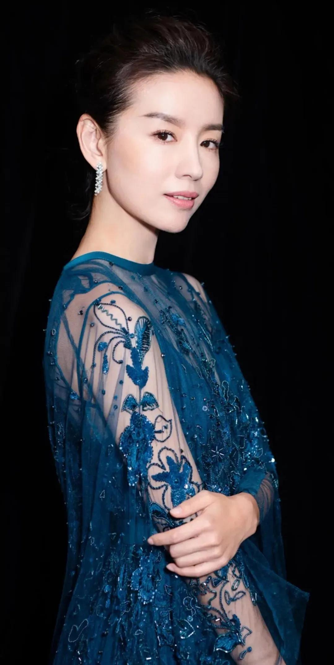 董洁：成熟优雅，气质如兰