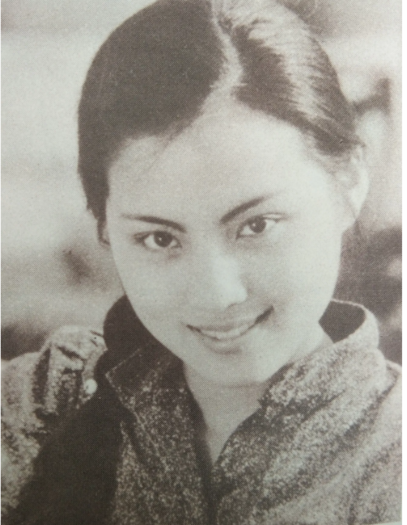 27年前，乐韵从13楼一跃而下不幸离世，母亲余生活在自责中