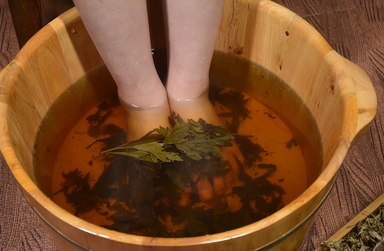 睡前用艾叶水泡脚,身体会有哪些变化?一文讲解,好处或让你心动