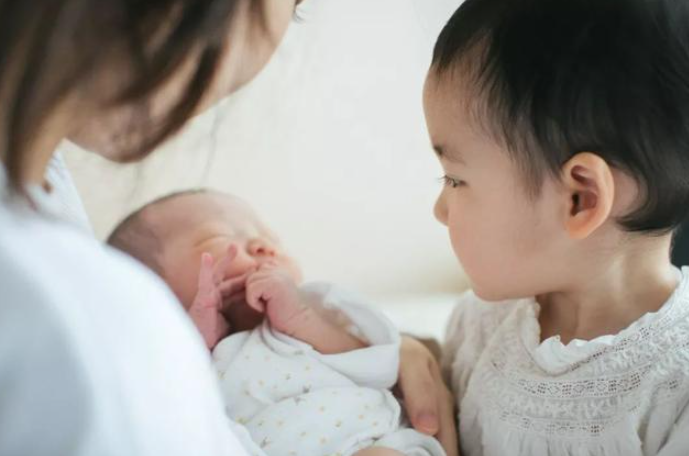 相差20岁兄妹一起“隔离”，本以为会鸡飞狗跳，不料妹妹性情大变