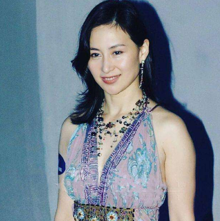 香港两位“单身”女富豪，1个身家200多亿，1个在上海有百套房子