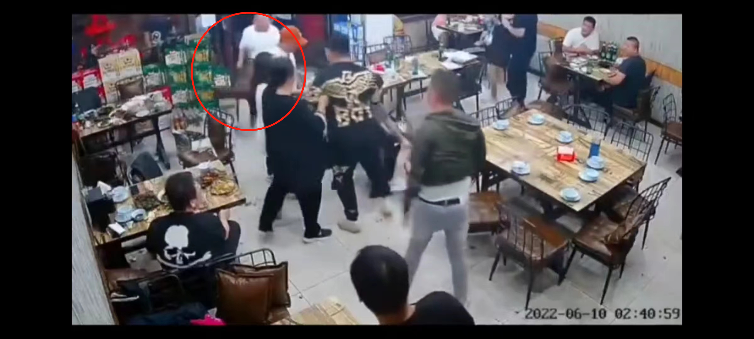“唐山烧烤店”细节，同伙均为暴戾之徒，手段令人发指