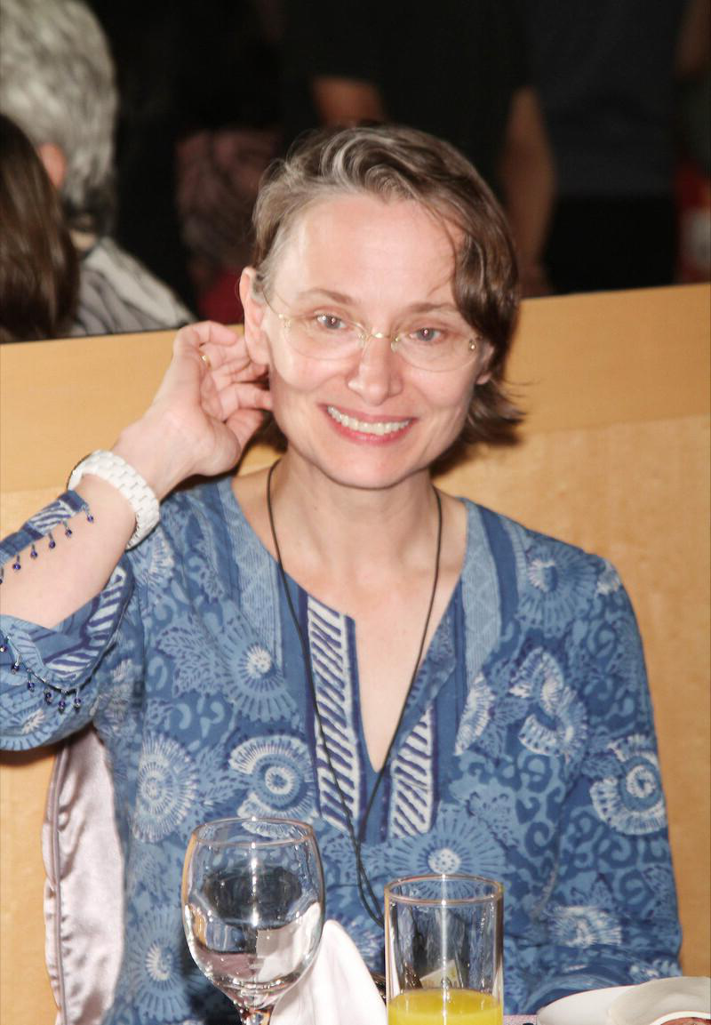 周华健和美国媳妇罕见同框,妻子头发花白挺显老,打扮却素雅高级