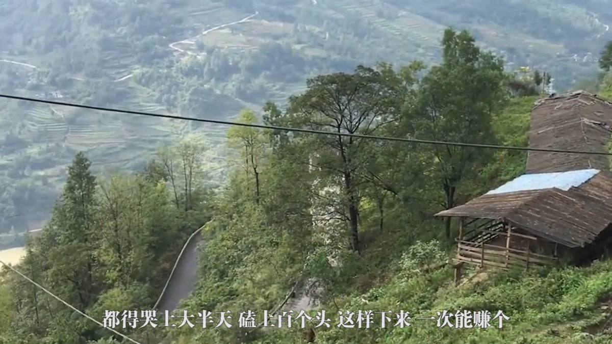 河南5旬女子靠哭丧为生，一场赚700元每年磕头上万次，如今已买楼