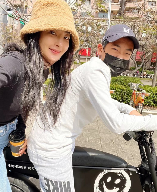 曹格老婆晒母子合照，13岁Joe骑机车载妈妈出行，母子同框像恋人