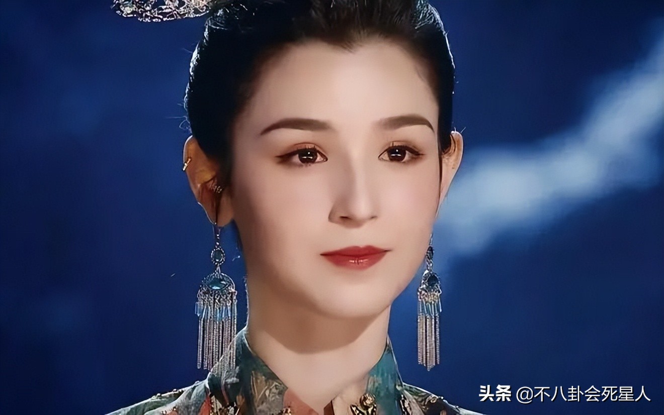 娱乐圈“一眼美人”太多了，全靠妆容造型加持，样貌缺点很明显
