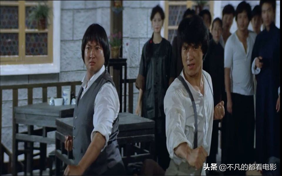 影片讲述了香港水警警长马如龙为了剿灭悍匪罗三炮,与一众海盗以及死