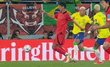 世界杯8强决出6席，对阵及赛程出炉！日韩出局，巴西4-1戏耍对手