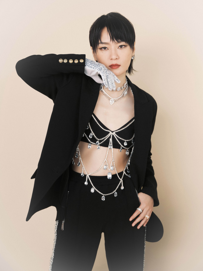 周笔畅展示女性美迷倒粉丝