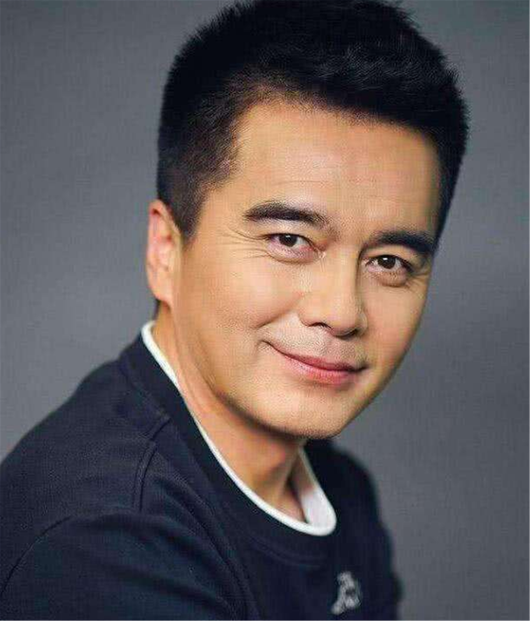 许亚军:一婚妻子去世,后来3次结婚,终于找到了不争不抢的张澍