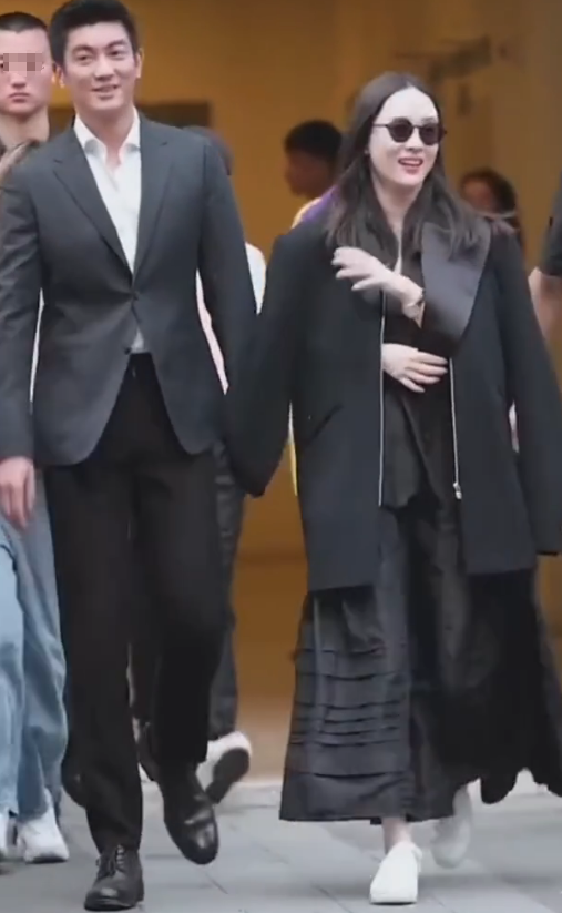 霍思燕520高调放闪，霸气亲吻杜江超甜蜜，近照瘦太多美回少女