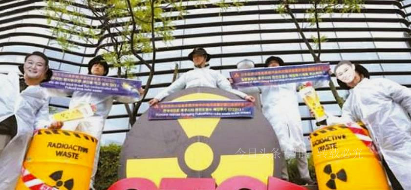 双管齐下，韩国官员表态后，韩国团体自发包围日本大使馆抗议