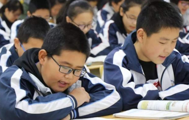 高中老师排座位的“套路”，看似平淡无奇，实则在观察这几个细节