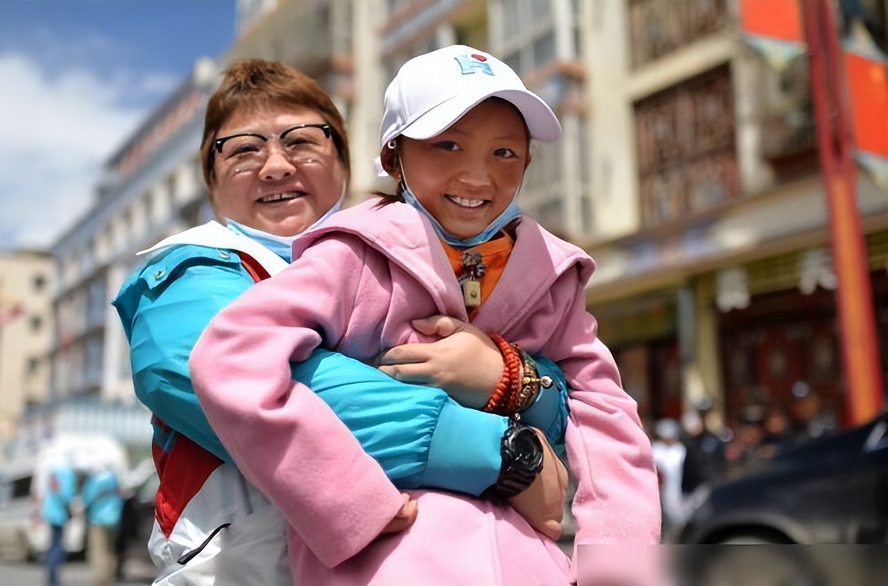 韩红:6岁丧父,50岁至今未婚,为做公益倾家荡产,收养280个孤儿