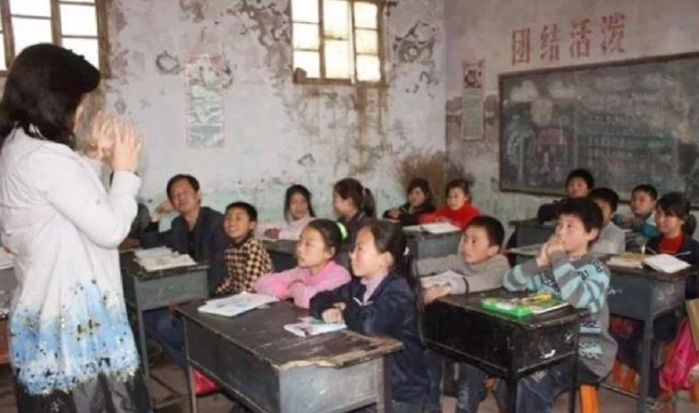 1982年，内蒙女教师花20元给学生买鞋，25年后，学生送房报答恩师