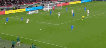 意大利足球队照片(1-0！2-0！意大利在绝境中爆发：压哨反超1分出线，曼奇尼神了)