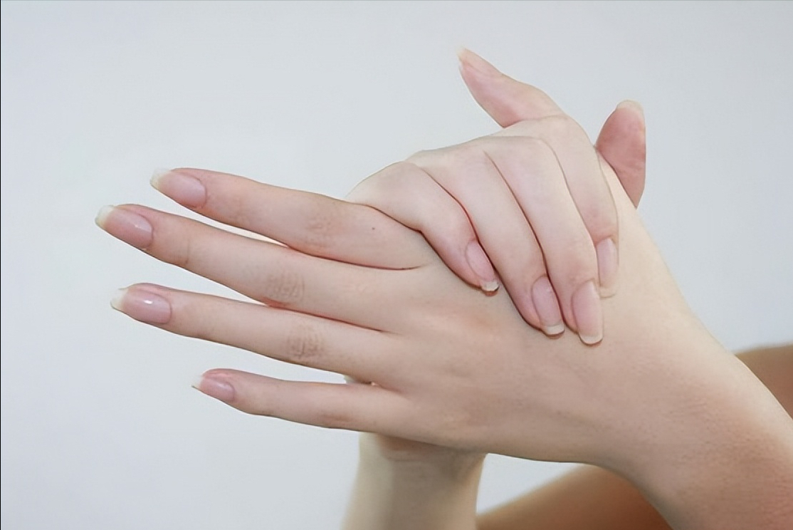 双手干燥粗糙不舒服?保持手部滑嫩滋润,用对方法很重要