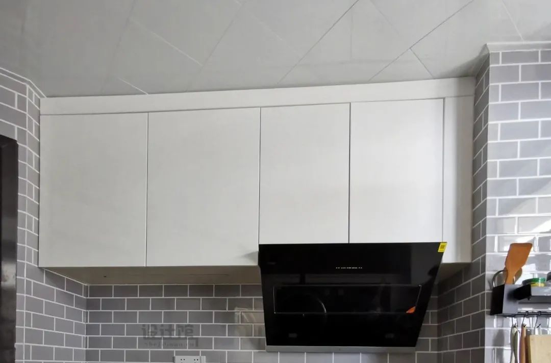 厨房与卫生间的吊顶，装铝扣板还是石膏线好？