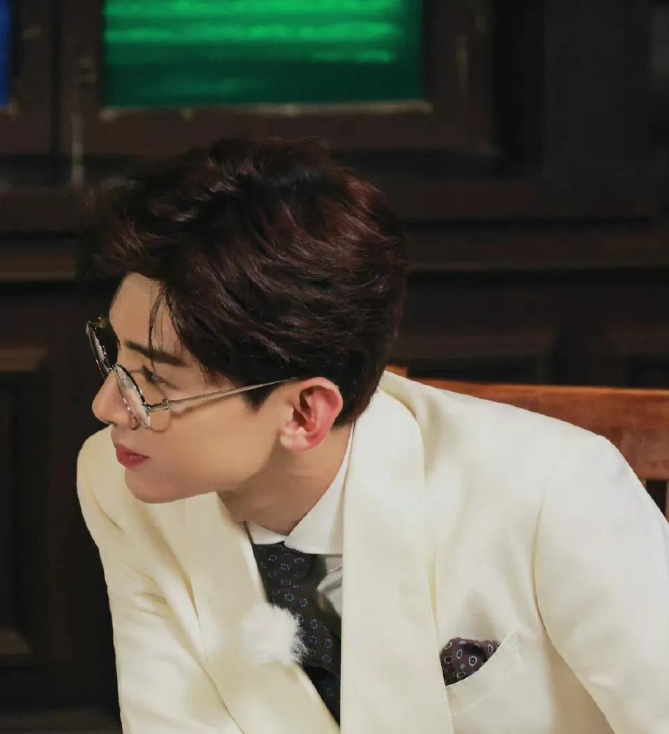 白敬亭极限挑战，身穿白色西装简直不要太帅