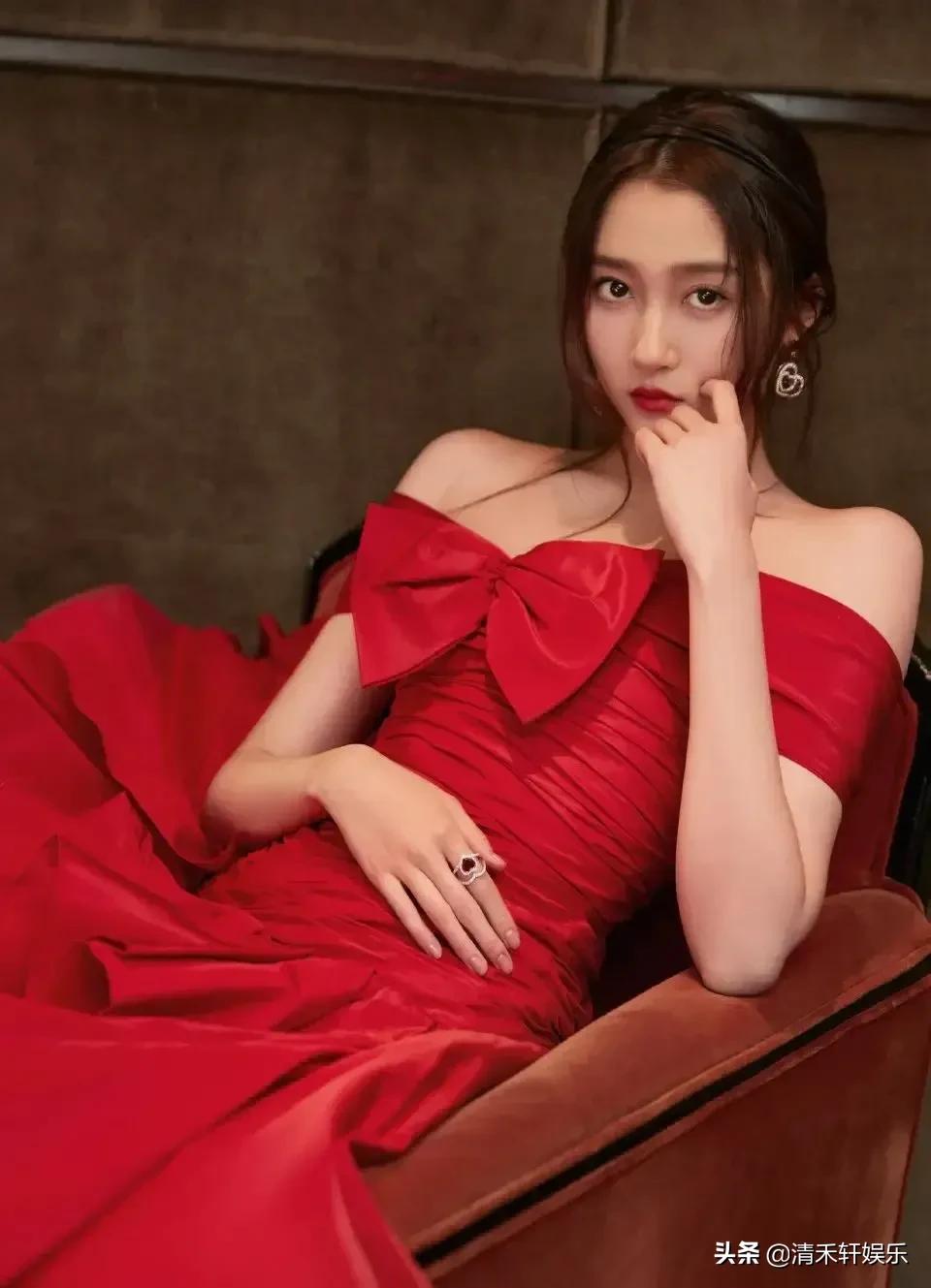 鹿晗正牌女朋友关晓彤，是真好看。鹿晗应该很幸福吧