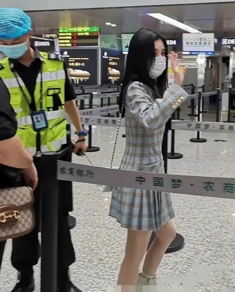 鞠婧祎路人视角