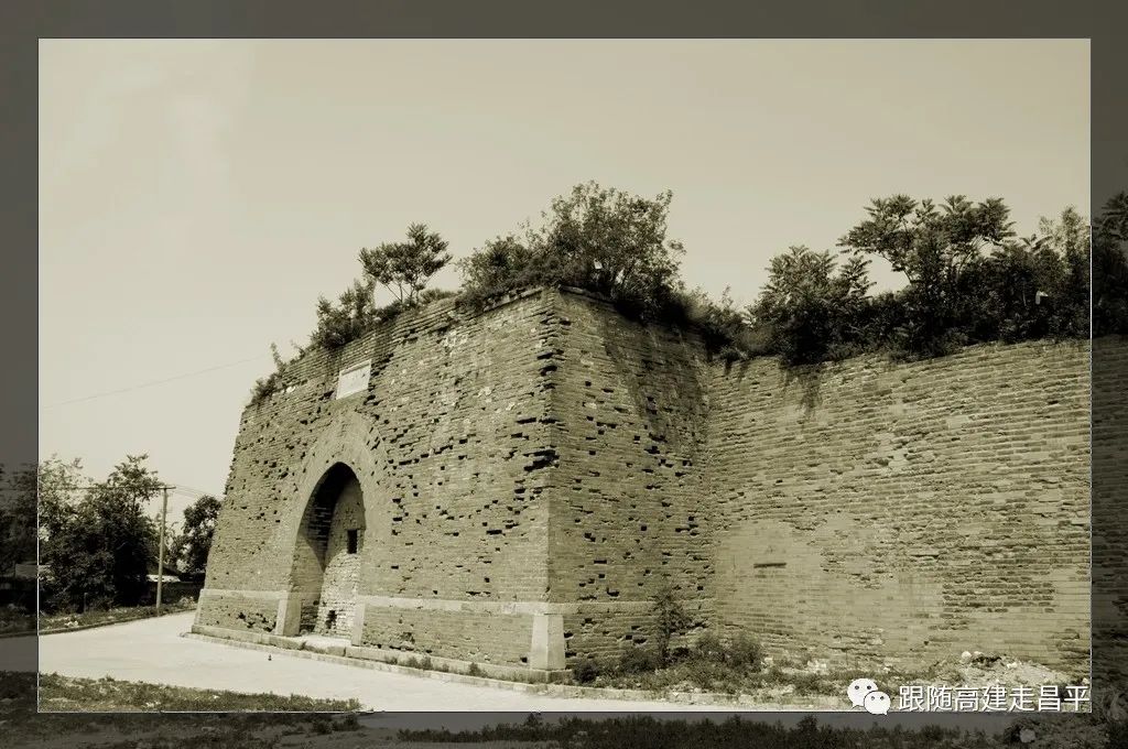 由著名导演执导的三部影片中的昌平沙河镇的影像