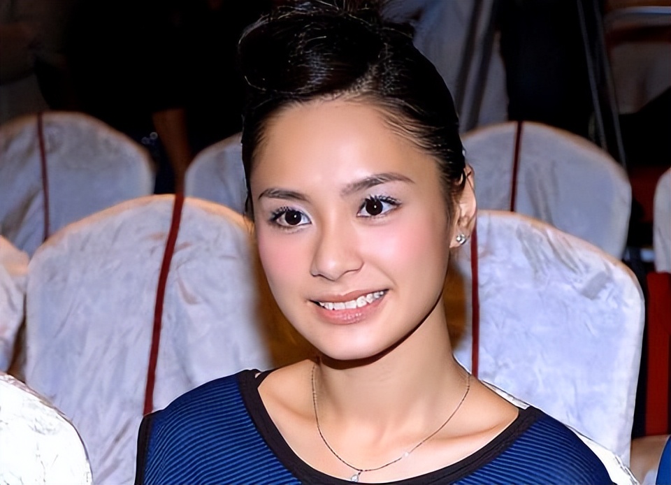 回顾:阿娇前夫赖弘国紧搂现任妻子,亲手为她做产后保养,身材吸睛