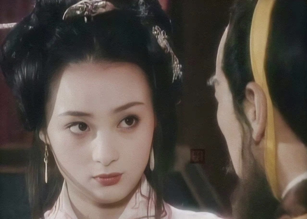 在她20岁的时候,蒋勤勤就出演了古代四大美人中的"西施"角色.