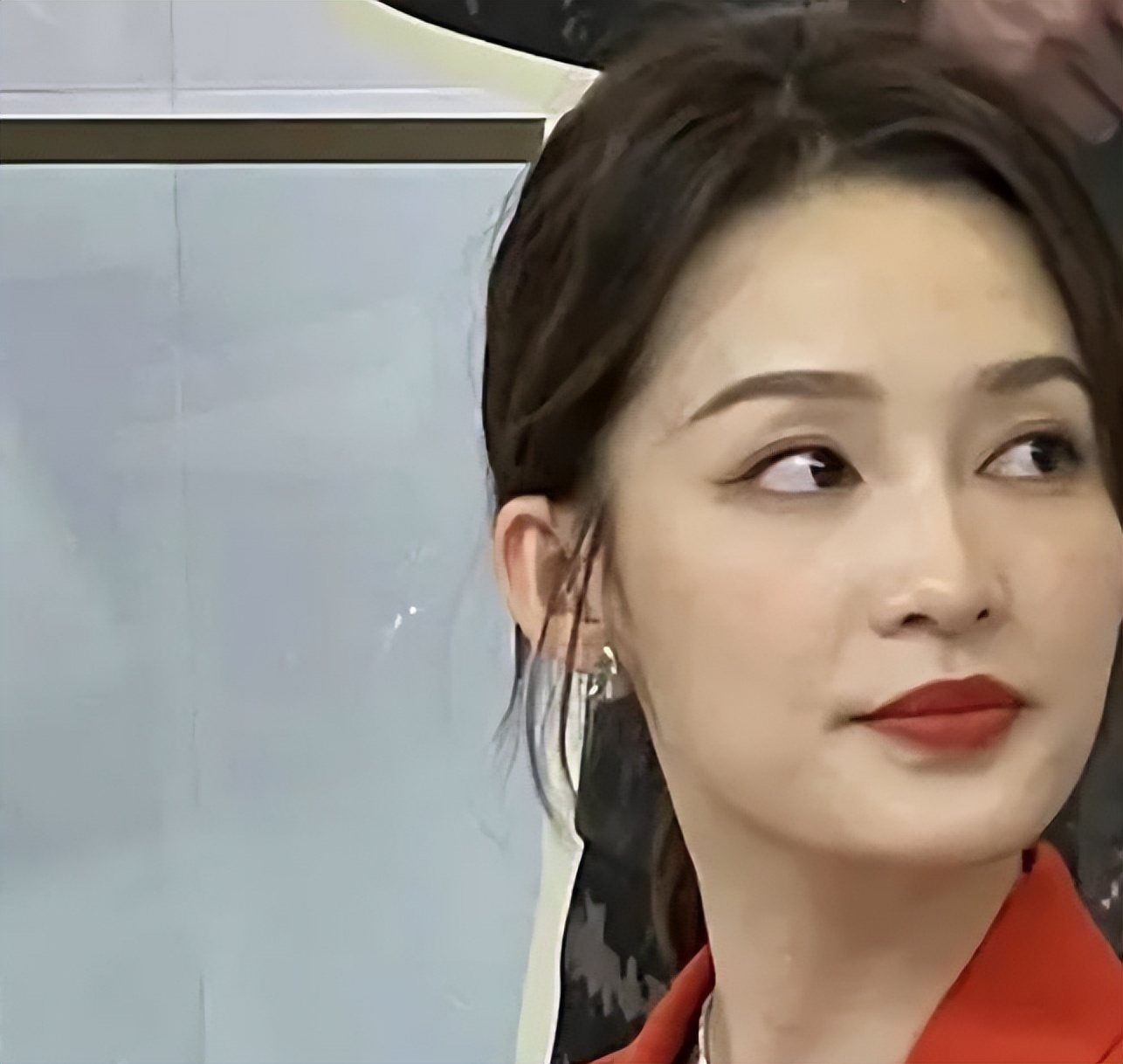 痘痘脸、赘肉、五五分！生图里的女星，让我看见了人间真实