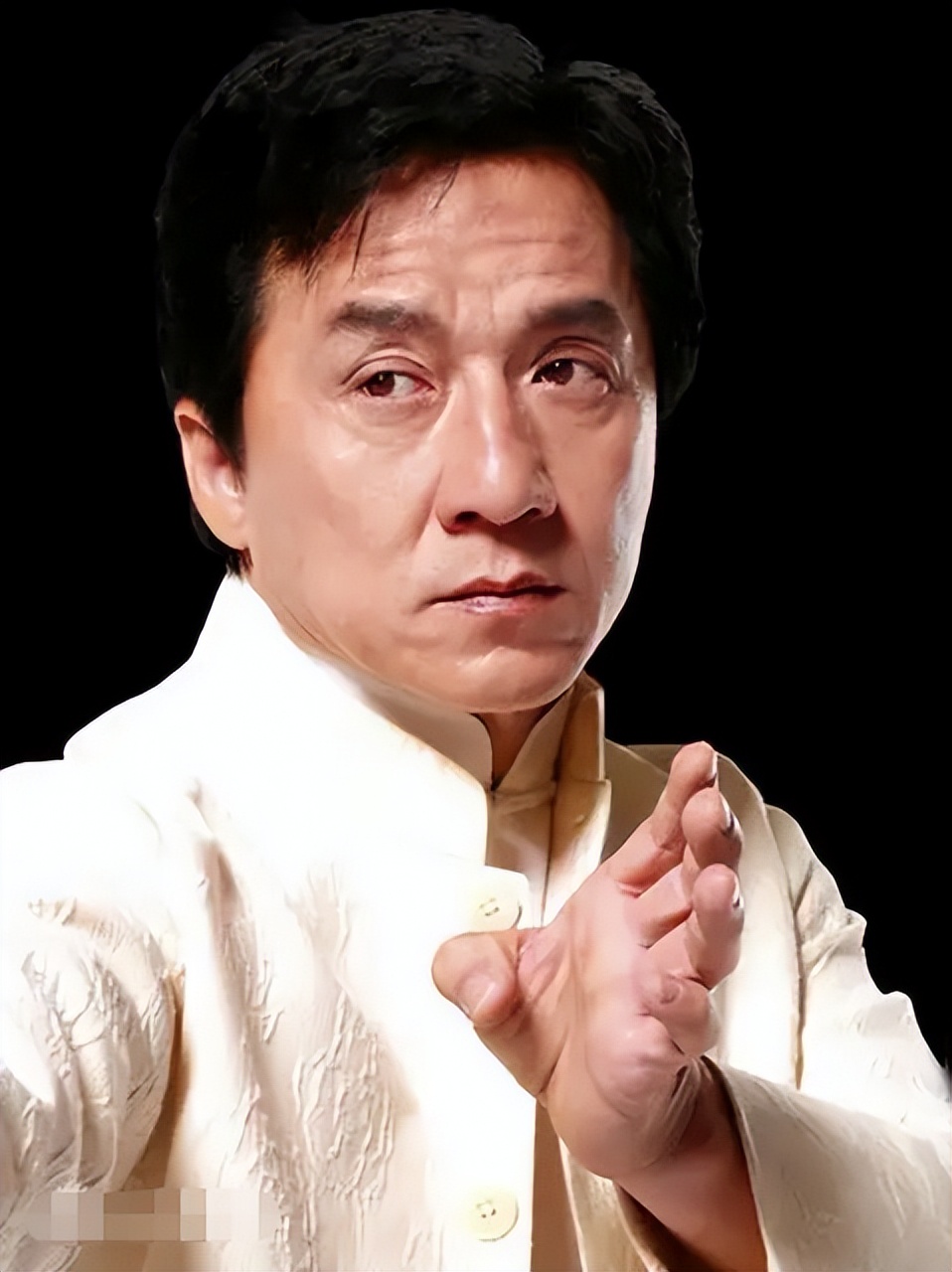 近年,随着年龄的增长,成龙开始长居内地,但是他仍然没有闲下来.