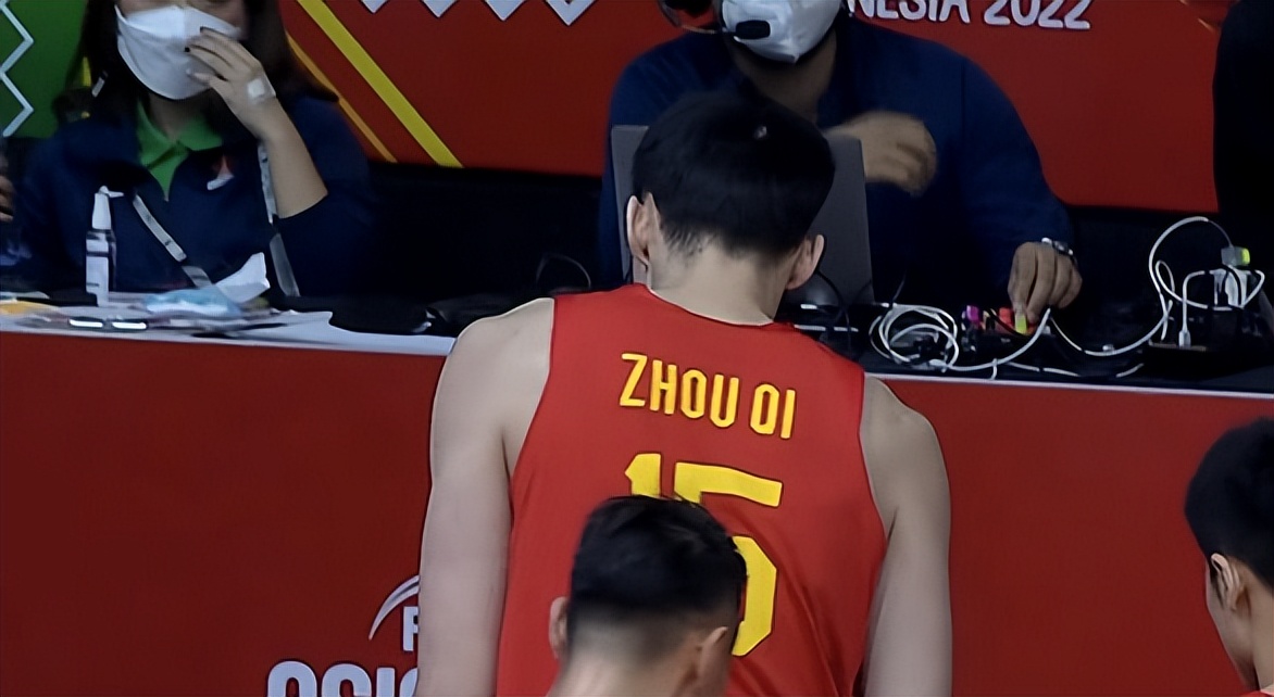 nba周琦今天为什么上场(杜锋场边咳嗽！周琦首秀降维打击，碾压归化中锋，1V3轻松补篮)