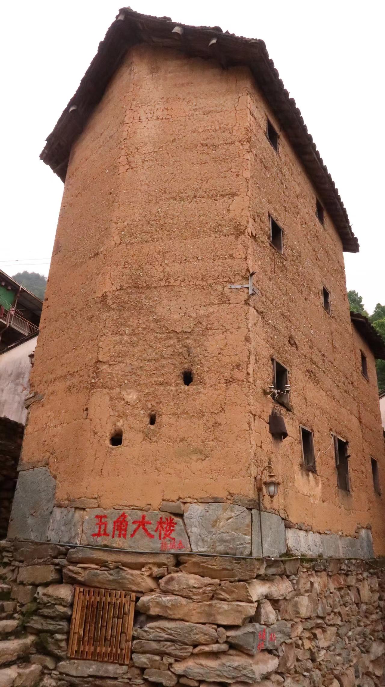江浙沪皖最适合自驾的村落之一，有安徽版的五角大楼，雨后太美了
