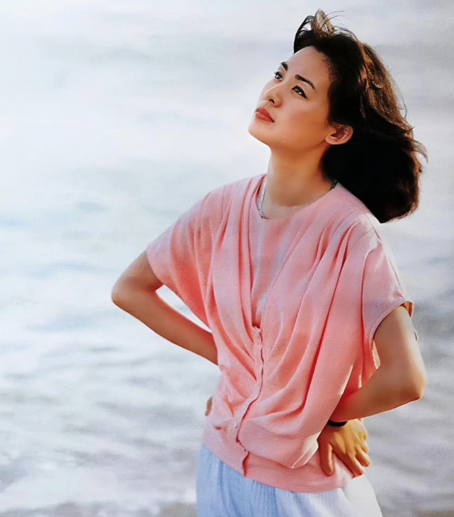 丛珊因出演《牧马人》被朱时茂胸毛吓哭,后遭人嫉妒而无奈出国