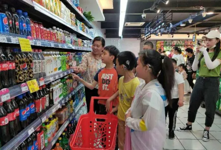 女生期末成绩优异，家长奖励一分钟任意购物，结账时却五味杂陈