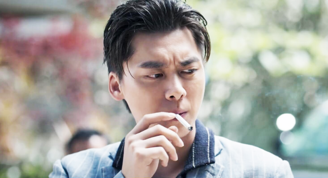 《暗夜行者》有点类似《白夜追凶》,李易峰在剧中演了两个角色,五年前