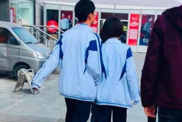 为了防止中学生早恋，校长绞尽脑汁，专门设计一套“特殊”校服