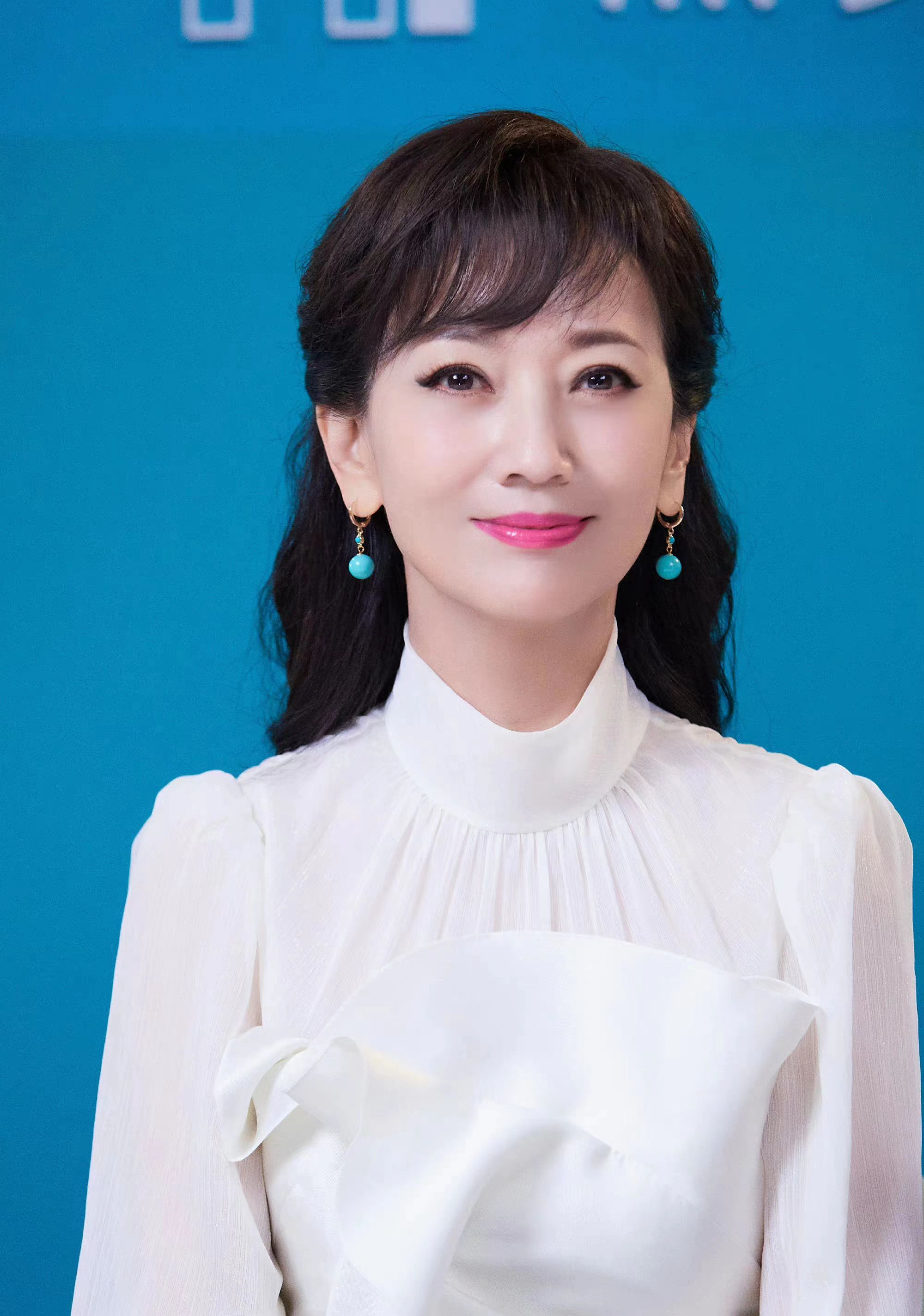 赵雅芝新造型来袭,涂芭比粉口红减龄不够,穿白色长裙更精致优雅