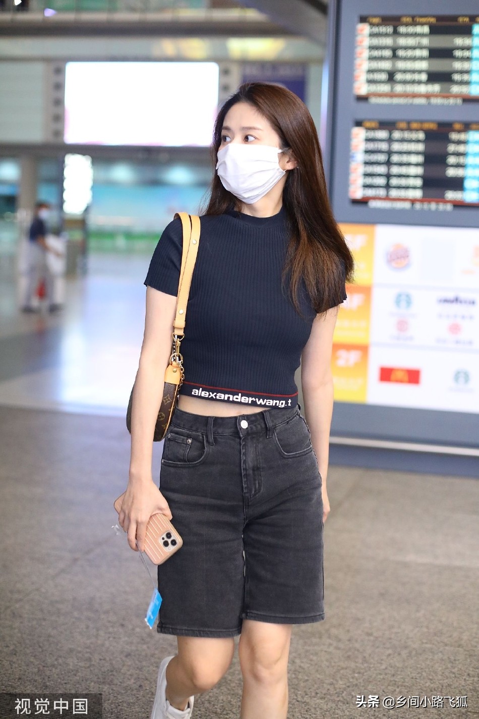 颖儿长发披肩现身机场 穿针织高腰上衣搭骑行裤气质出众