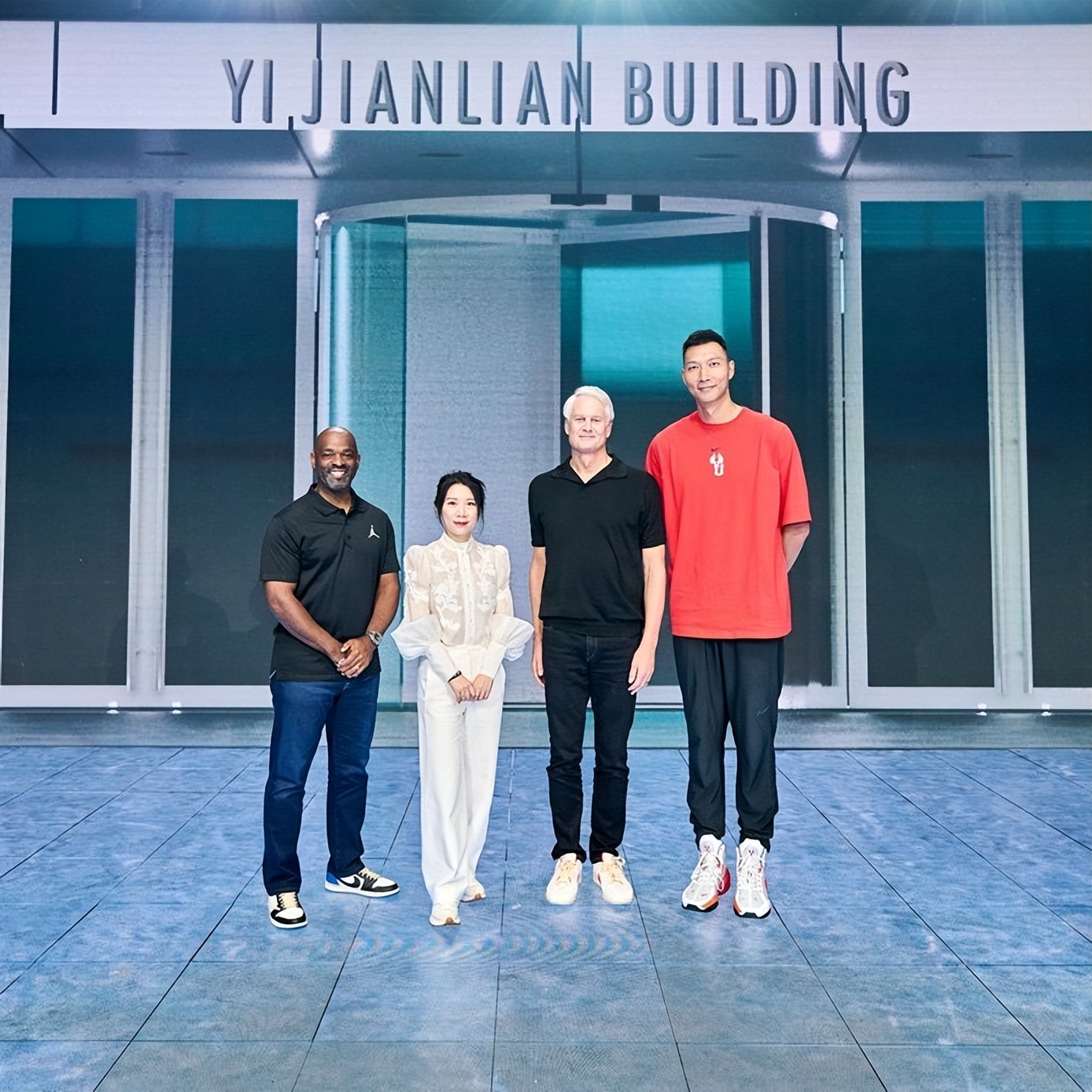 东单街球篮球场（走进易建联楼：陪伴中国篮球事业27年，耐克想要诉说什么？）