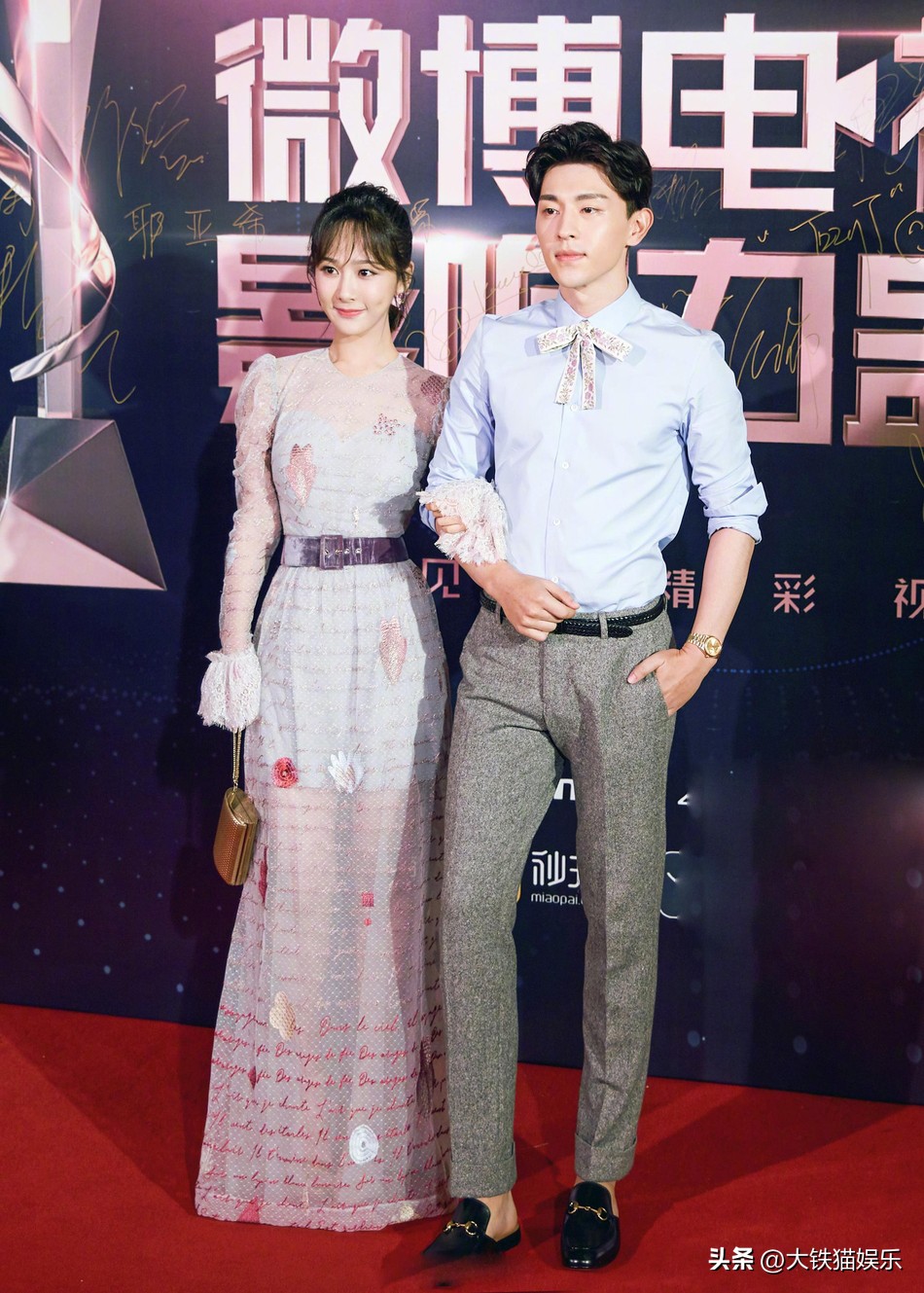 当“小个子女星”与高挑女星红毯撞衫，单看挺美，一对比高下立见