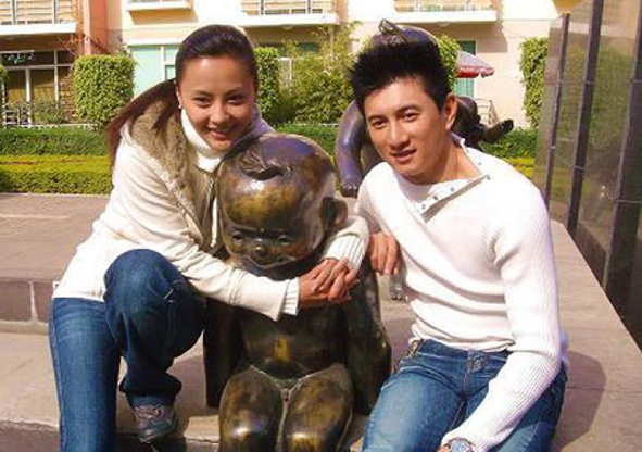 而任玥,在多年的相处中,不仅成为了吴奇隆的经纪人,更加是吴奇隆私人