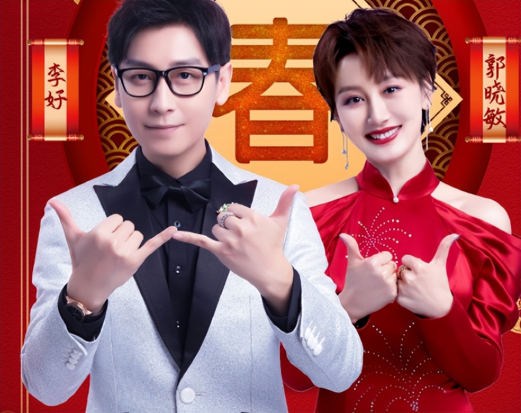 台上是主持人，台下已是10年夫妻，俩人很恩爱，一家四口颜值高