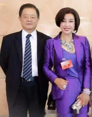 刘晓庆的妹妹刘晓红：我看到了姐姐的脆弱和心痛，含泪送姐姐出嫁