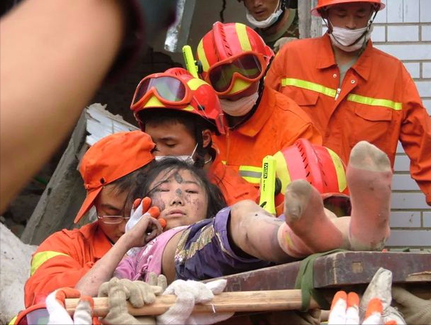 13年前，汶川地震中的断腿女孩，多年后遇到了救命的解放军战士