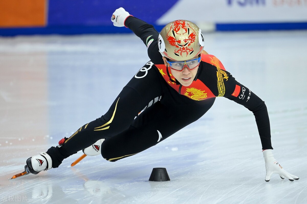 短道速滑世界杯匈牙利站男女接力(首金来之不易！中国短道速滑队携手登上冠军领奖台)