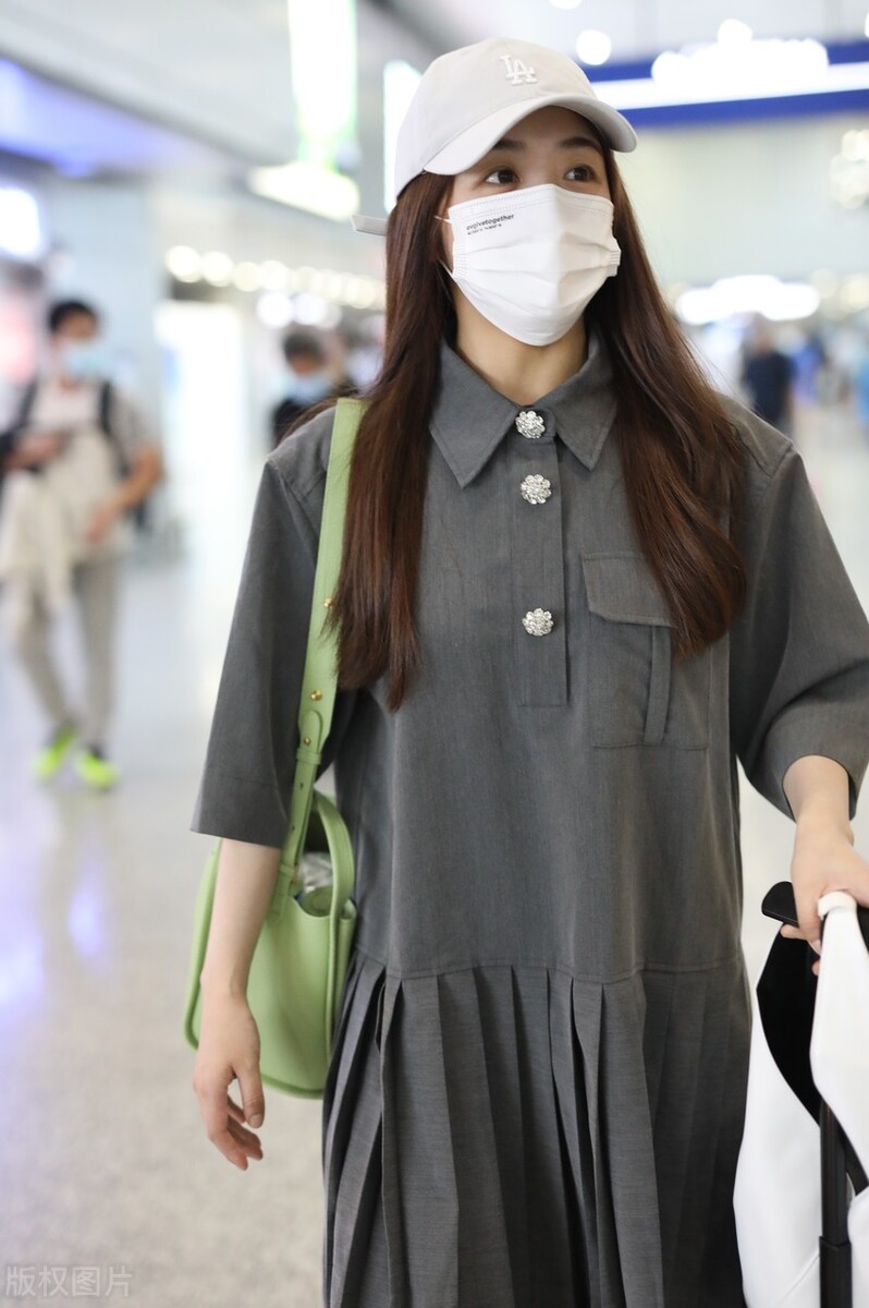 酸酸甜甜就是我 张含韵棒球帽搭配宽松连衣裙 青春活力满满