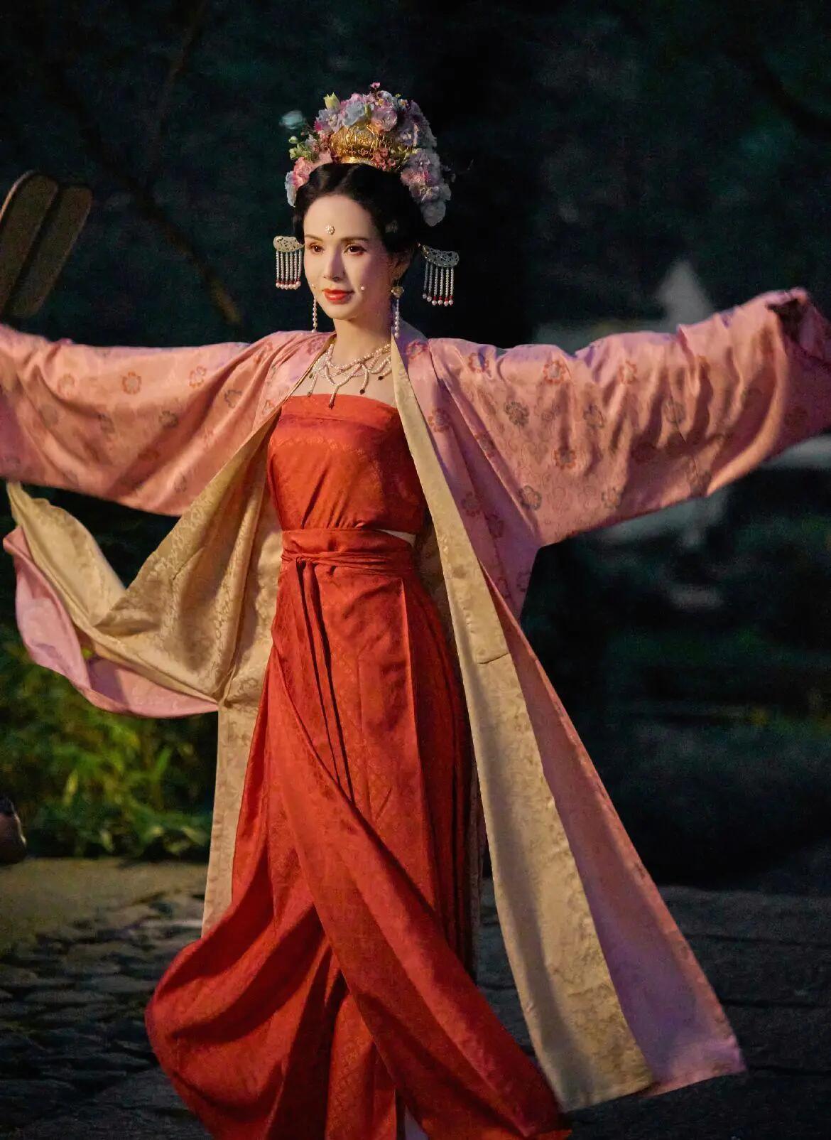 被李若彤惊艳到了!56岁的汉服造型,依旧"吊打"古装女主