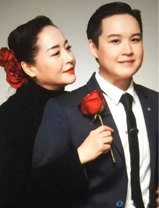 恬妞：有两段刻骨铭心的爱，今64岁仍然单身，35岁女儿成她烦恼