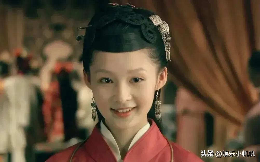 李沁宣传新剧玩出了新花样儿，海风海浪齐上阵，还光着脚丫子踩水